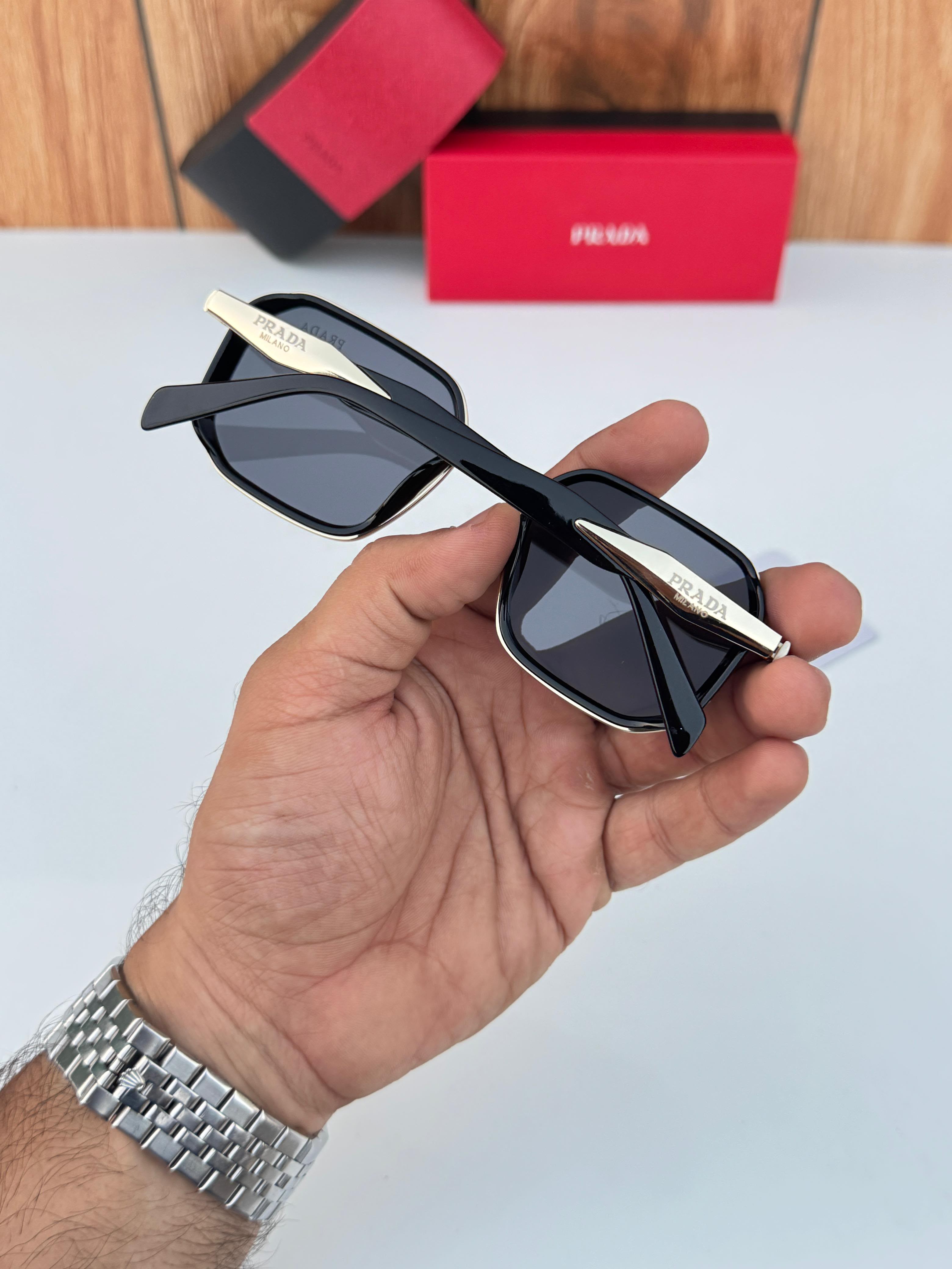 Prad_a 792 gold black