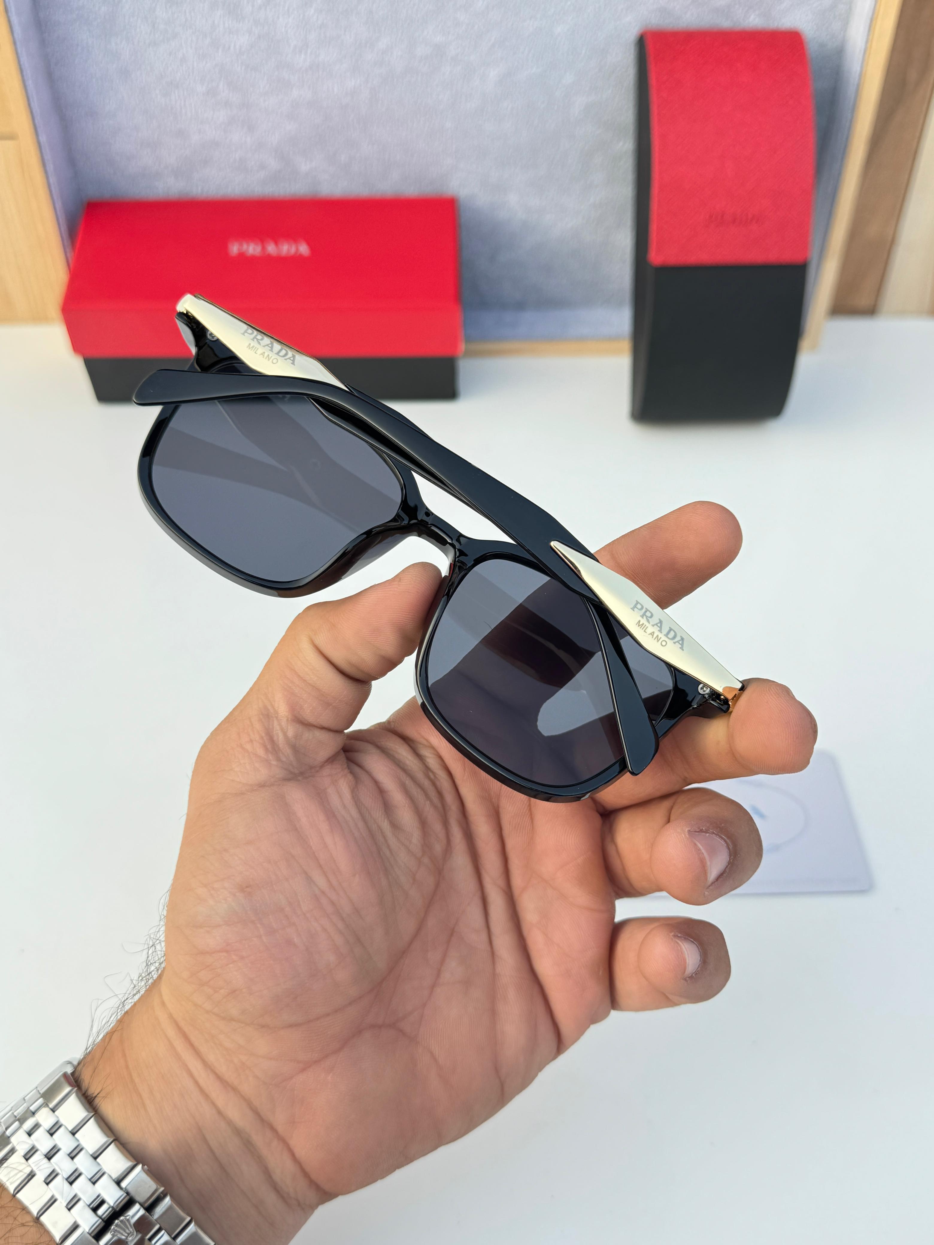 Pra_da 8008 black