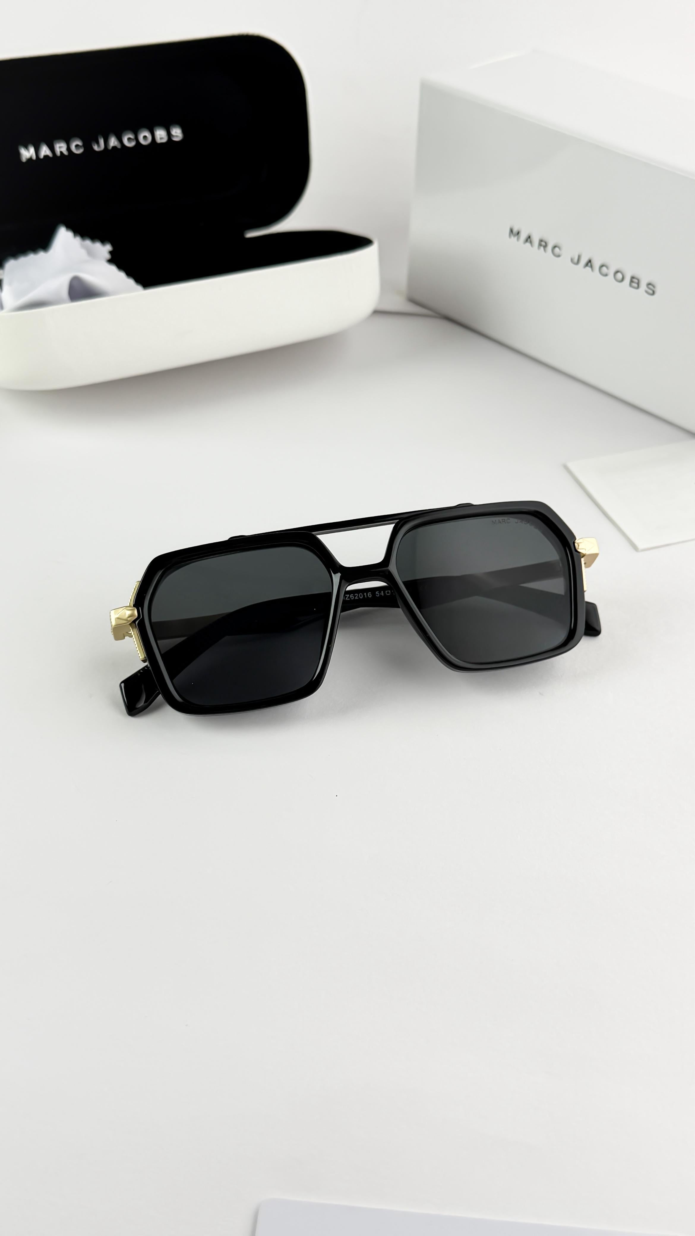 MARC JACOBS GOLD BLACK 6204