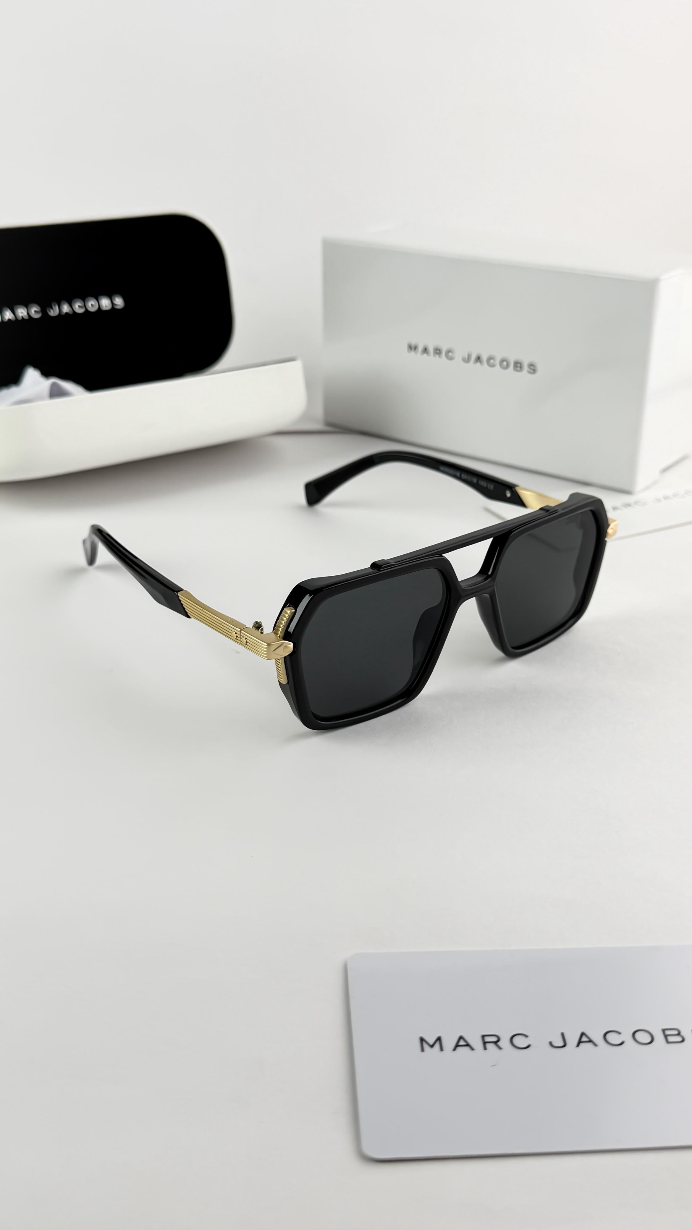 MARC JACOBS GOLD BLACK 6204