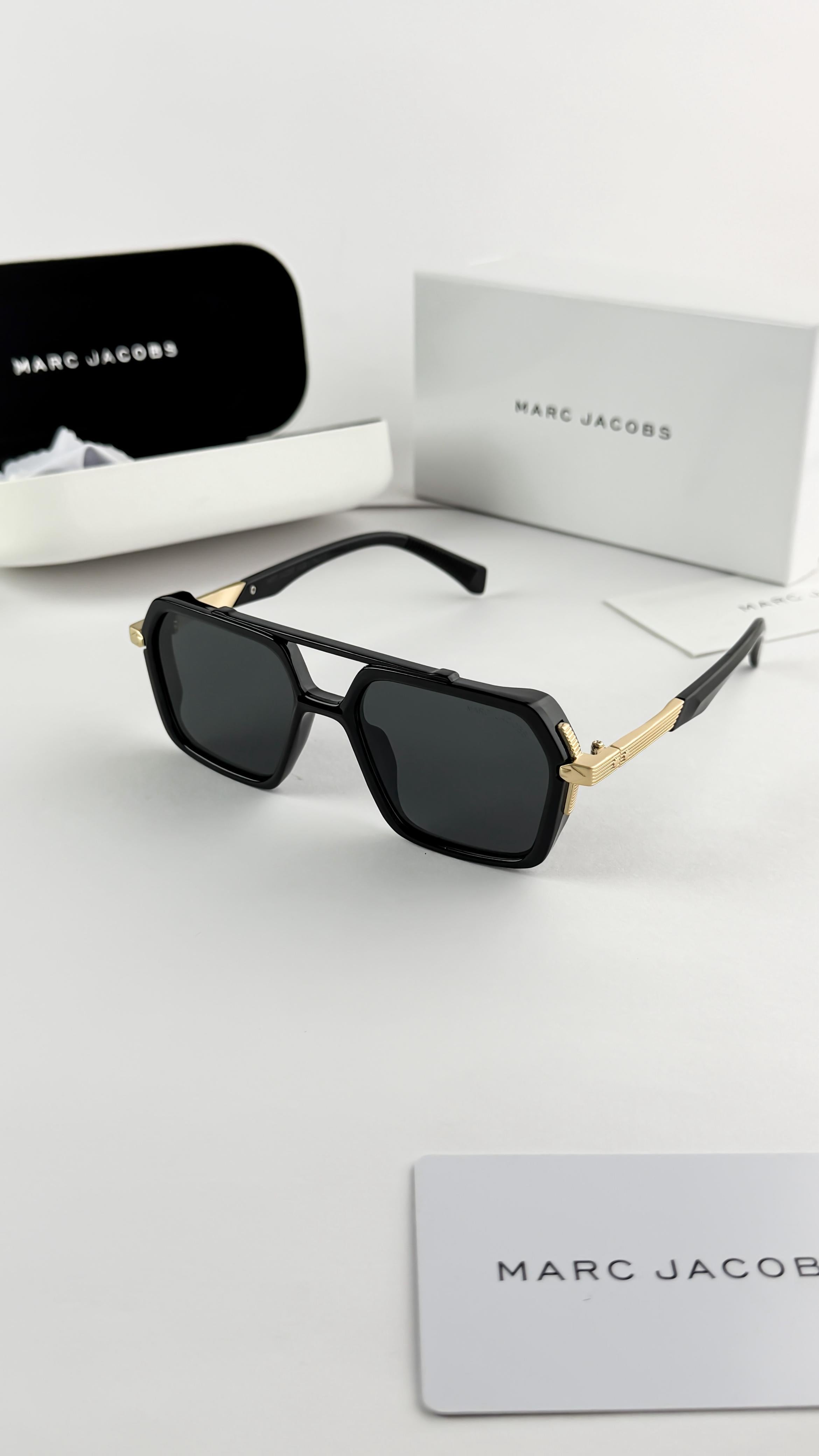 MARC JACOBS GOLD BLACK 6204