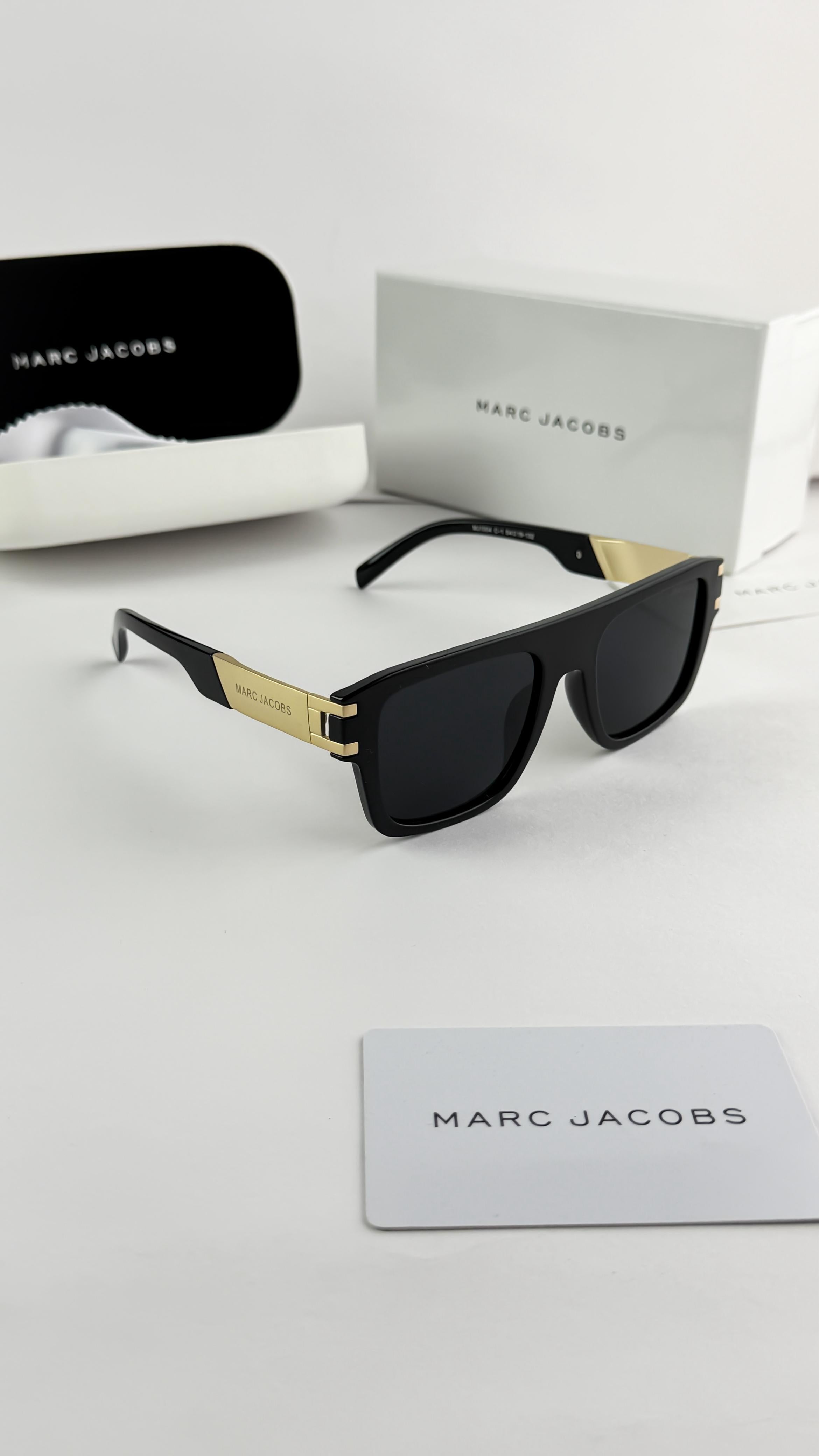 MARC JACOBS GOLD BLACK 1004